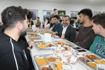 Elazığ Belediye Başkanı Şahin Şerifoğulları &ouml;ğrencilerle birlikte iftar yaptı.