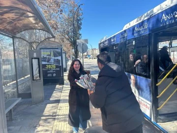 Elazığ Belediyesi&rsquo;nden 8 Mart&rsquo;ta Kadınlara &Ccedil;i&ccedil;ek Takdimi