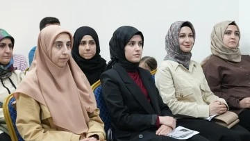 Elazığ Belediyesi'nden "Dijital Medyada G&uuml;venli Aileler" Semineri.