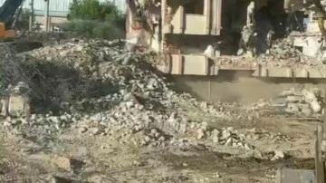 Elazığ’da ağır hasarlı bina tek darbeyle yıkıldı