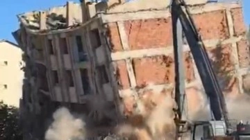 Elazığ'da ağır hasarlı bina tek dokunuşla yerle bir oldu