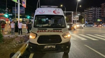 Elazığ'da ambulans otomobille çarpıştı: 3 yaralı