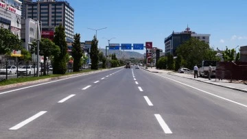 Elazığ'da Asfalt Yılı: Yol &Ccedil;izgileri ve İşaretleme &Ccedil;alışmaları S&uuml;r&uuml;yor.