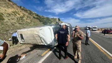 Elazığ'da minibüs takla attı: 3'ü ağır 7 yaralı