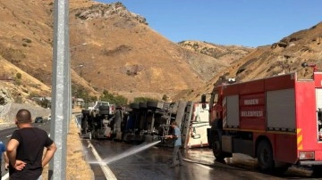 Elazığ’da tır devirdi: 1 yaralı