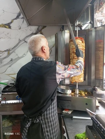 Elazığ&rsquo;ın Lezzet Ustası: 35 Yıllık Deneyimiyle Bodrum D&ouml;nerini Şehre Taşıyan Nurettin Usta