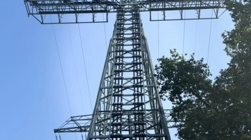 Elektrik direkleri alev almıştı... Berlin polisi kundaklama olabilir dedi!