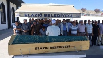 Emekli maaşını çekmeye çıkmıştı: Yarım saat arayla 2 araba çarptı!