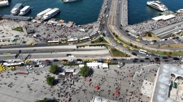 Eminönü ve Galata Köprüsü'ndeki bayram hareketliliği havadan görüntülendi