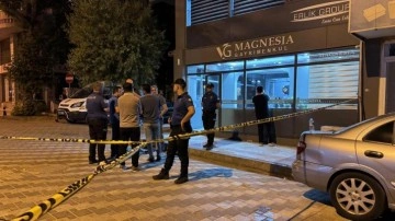 Emlak ofisinde çıkan silahlı kavgada 1 kişi öldü, 3 kişi yaralandı