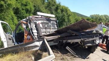 Emniyet şeridindeki yol bakım aracına tır çarptı! 2 kişi yaralı