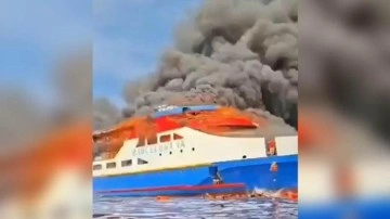 Endonezya açıklarında yanan yolcu gemisinden 568 kişi kurtarıldı
