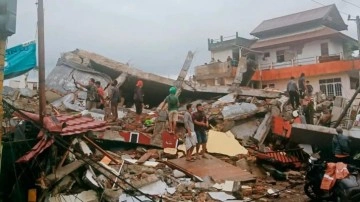 Endonezya'da 5,8'lik deprem: Onlarca yaralı var