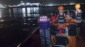 Endonezya'da feribot battı: 30 kişi kayıp