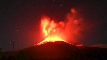Endonezya’da  yanardağı patlaması... Semeru ve Lewotobi Laki-Laki alarmı!