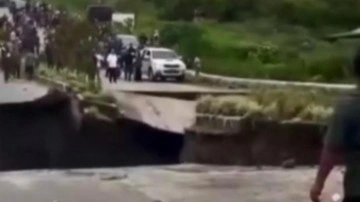 Endonezya'dan şoke eden görüntüler! 4 şeritli yol saniyeler içinde böyle çöktü