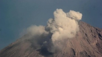 Endonezya diken üstünde! Semeru Yanardağı faaliyete geçti!