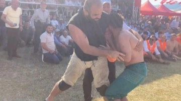 Er meydanından kahkaha sesleri: Pehlivan rakibi karıştırdı!