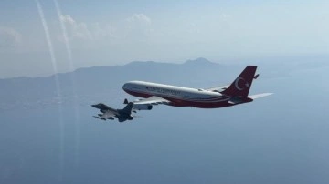 Erdoğan'ın içinde bulunduğu "TUR" uçağına KKTC'ye varışında F-16'lar eşlik