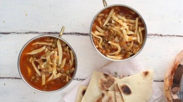 Erişteli yeşil mercimek &ccedil;orbası tarifi, nasıl yapılır?