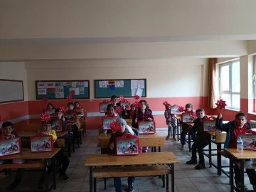 ERKENEK&rsquo;TEKİ MİNİKLERE KIRTASİYE DESTEĞİ.