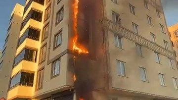 Erzurum'da korku dolu anlar: Binadakileri uyandırıp tahliye ettiler!