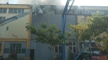 Esenyurt'ta bebek bezi fabrikasında yangın: 1 itfaiye personeli yaralandı
