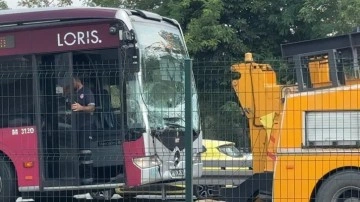 Esenyurt'ta metrobüs kazası: Durakta bekleyen metrobüse çarptı