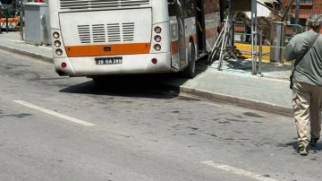 Eskişehir'de otobüs tramvay durağına çarptı