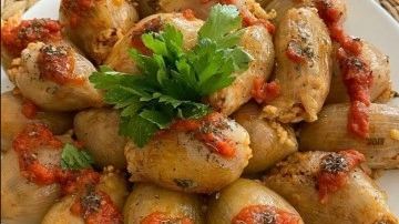 Etli soğan dolması ile klasik dolmaların y&uuml;z&uuml;ne bile bakmayacaksınız!