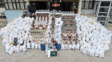 Evini sahte i&ccedil;ki imalathanesine &ccedil;evirmiş! Polisleri şaşırtan manzara