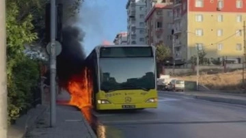 Faciadan dönüldü! İETT otobüsü alev alev yandı