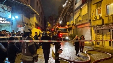 Fatih'te binanın çatısında yangın
