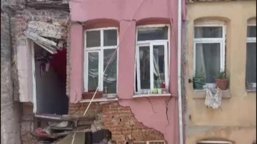 Fatih'te korku dolu anlar: 3 katlı binanın balkonu çöktü!