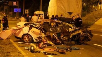 Feci kaza! Kamyona &ccedil;arpan otomobil parampar&ccedil;a oldu