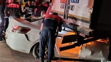 Feci kaza: Otomobil park halindeki tıra çarptı: 2 ölü