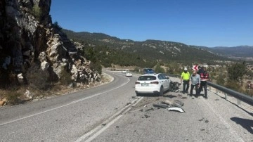 Feci kaza! Otomobilin altına giren motosikletli hayatını kaybetti