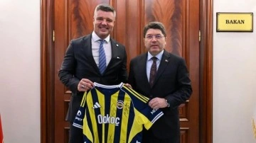 Fenerbah&ccedil;e'den Adalet Bakanı Yılmaz Tun&ccedil;'a hediye edilen forma i&ccedil;in a&ccedil;ıklama