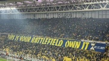 Fenerbahçe taraftarından futbolculara Galatasaray mesajı! Tribünde gündem olan pankart