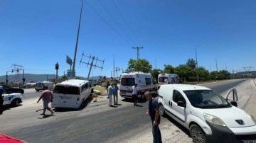 Fethiye'de minibüs ve hafif ticari araç çarpıştı: 12 yaralı