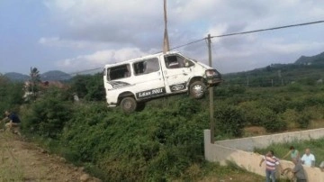 Fındık iş&ccedil;ilerini taşıyan minib&uuml;s şarampole devrildi: 13 yaralı