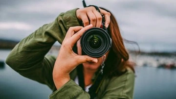 Fotoğraflarda neden başınızı yana eğiyorsunuz? Sizi şaşkına çevirecek psikolojik gerçek!
