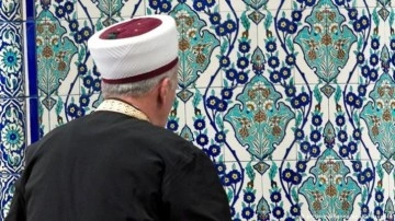 Fransa'dan imam kararı: Yeni yılda yurt dışından görevli gelenlere kapılarını kapatıyor
