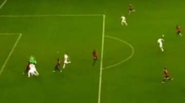 Futbolda görülmemiş olay Süper Lig'de görüldü! Kaleci kavgayı ayırırken gol yedi