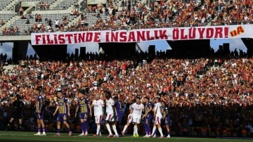 Galatasaray tribünlerinde büyük duyarlılık! Unutturmuyorlar