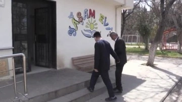 GAZİANTEP - Tekerlekli sandalyeyle geldiği merkezden y&uuml;r&uuml;yerek &ccedil;ıktı