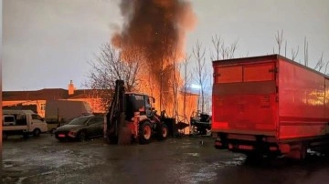 Gaziosmanpaşa'da otoparkta yangın: 14 araç küle döndü