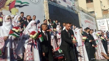 Gazze'de savaşın gölgesinde umut: 54 çift enkazlar arasında evlendi
