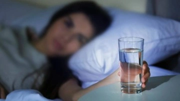 Geceleri baş ucunuzda duran suyu sakın i&ccedil;meyin! Tehlike sa&ccedil;ıyor...
