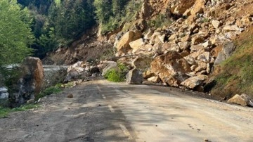 Giresun'da heyelan: Yol ulaşıma kapandı